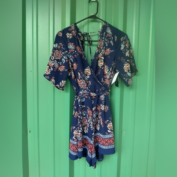 NEW Women's Floral Shorts One Piece Romper Size Medium Ditsy Flowers - Picture 5 of 9